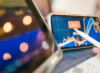 Profissional de trading examinando alternativas de negociação em Bitcoin, Ethereum e mercado de câmbio