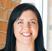 Retrato de Sophie Hartwell, chefe da equipa de apoio ao cliente, integrante do serviço